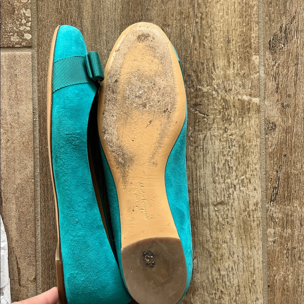 Salvatore Ferragamo Suede Flats with Bow and Gold Buckle size 9 - Picture 4 of 9